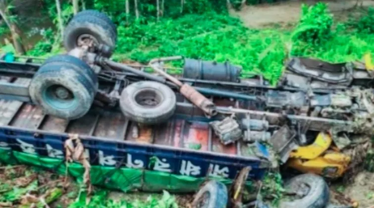 বরিশালে রেলিং ভেঙে খালে পড়ল পণ্যবাহী ট্রাক 